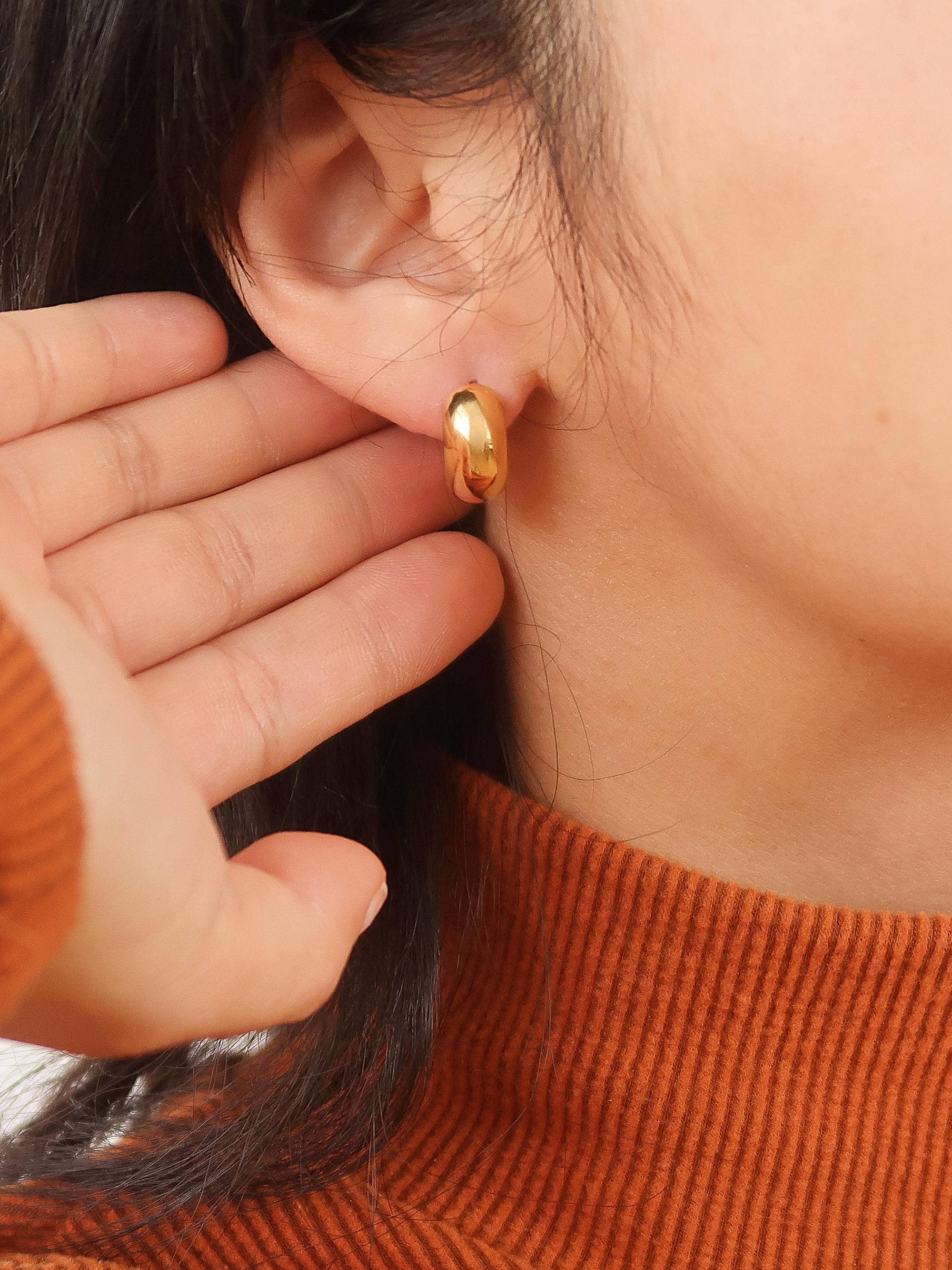 Small Classic Hoop Earring in Gold